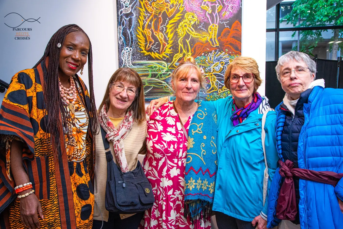 Membres et participants réunis autour d’une exposition